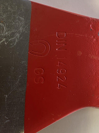 Feuerwehrbeil mit Dreikantschlüssel.jpg