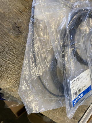 Omron E32-TC200 Lichtwellenleitereinheit Lichtleiter-Einweglichtschranke 2m2