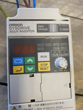 Omron Sysdrive Wechselrichter Typ 3G3JV-AB002, Eingang: 200-240V, 50/60Hz, 3.5A,4