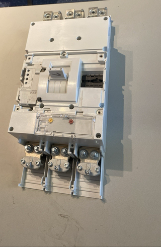 Eaton Moeller NZMN4-AE1250 Leistungsschalter 1250A + NZM4-XUHIV Unterspannung