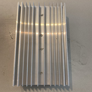 2x Crydom D2450 SSR (50A) auf Aluminium-Kühlplatte