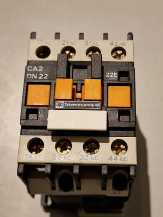 Telemecanique Hilfsschütz CA2DN22P7 control relay 230V 50/60Hz leicht beschädigt0