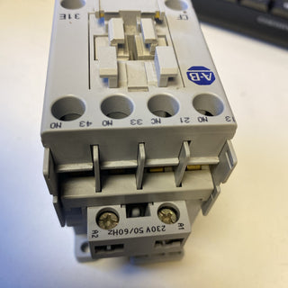 Allen-Bradley 700-CF310* Serie A Schütz + 100-FSC280 Spannungsunterdr. -used-8