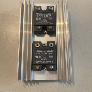 2x Crydom D2450 SSR (50A) auf Aluminium-Kühlplatte
