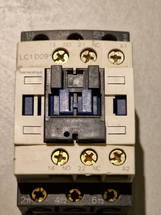 Schneider LC1D09 Contactor with P7 230V coil0