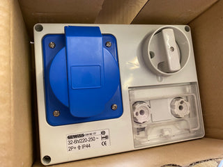 GEWISS GW66137 IEC Steckdose 2P+E 32A 230V IP44 schaltbar/Sicherung waagerecht N1