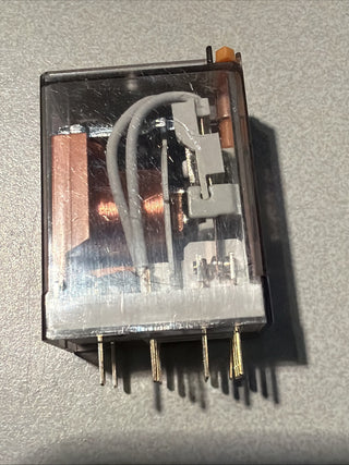 2x FINDER 55.34.8.230.0040 ist ein Miniatur-Industrierelais der Serie 55.3