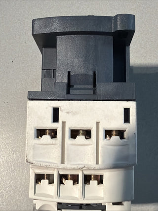 Telemecanique Hilfsschütz CAD32B7; 24V 50/60Hz1