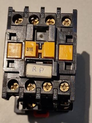 1x Telemecanique CA2-DN1319.A65 Hilfsschütz Schütz 220V AC Spule GEBRAUCHT0