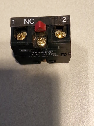 4x TELEMECANIQUE XEN-L2121 400V 10A NSNP1