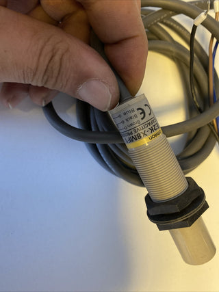 Omron E2K-X8MF1 Kapazitiver Näherungssensor M18 PNP NO – Neu & Unbenutzt2