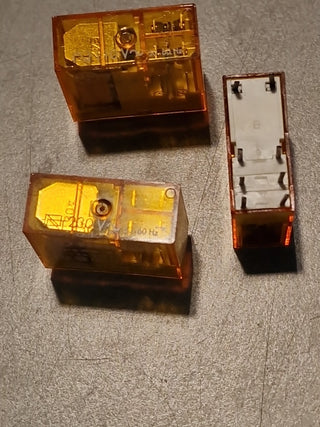 3x Finder 40.52 Steck-/Printrelais 24VDC 8A 250V3