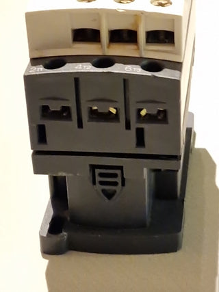 Schneider LC1D09 Contactor with P7 230V coil1