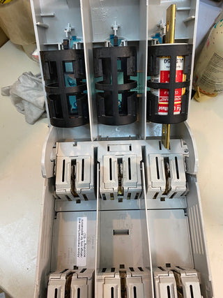 Allen-Bradley 141A-NFJ200C Sicherungssockel 200A Class J 600V 3-polig – Gebrauch1