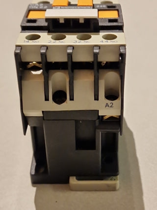 Telemecanique Hilfsschütz CA2DN22P7 control relay 230V 50/60Hz leicht beschädigt1