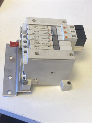 SMC Ventil-Set VQ1000 Serie: 3x Magnetventil VQ1100N-5 & 2x Blindplatte VVQ1000-2