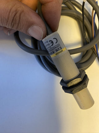 Omron E2K-X8MF1 Kapazitiver Näherungssensor M18 PNP NO – Neu & Unbenutzt6