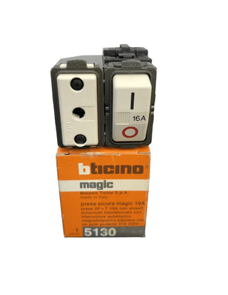Bticino Magic 5130 Block mit 16A-Steckdose und 16A Sicherungsautomat, Serie Verd0